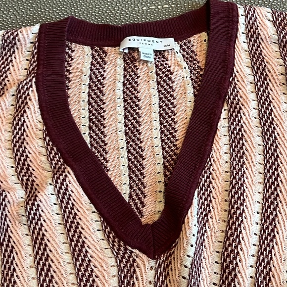 Equipment sweater in medium with deep v-neck - Picture 2 of 4